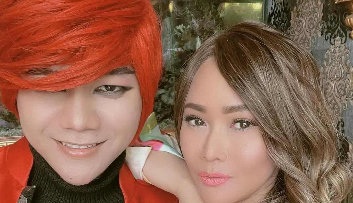 Pesulap bernama asli Marcel Radhival beberapa hari terakhir viral hingga mengundang reaksi berbagai pihak termasuk MUI. Tak heran jika foto Inul Daratista bareng Pesulap Merah kebanjiran komentar. Tak sedikit yang menyebutnya mirip Mitha The Virgin. “Bunda inul mau duet sama mitha the virgin,” tulis @dear**** di kolom komentar. “Mitha, Vokalis The Virgin ini emang awet muda yah,” @fatih**** menimpali. Menurut Anda, mirip enggak? (Foto: Dok. Instagram @inul.d)