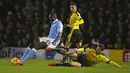  Pemain Manchester City, Yaya Toure dilanggar pemain Watford,  Almen Abdi (kanan) pada lanjutan Liga Premier Inggris di Stadion Vicarage Road, Inggris, Minggu (3/1/2016) dini hari WIB. Manchester City menang 2-1.  (Reuters/Paul Childs)