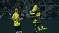 Striker Dortmund, Pierre-Emerick Aubameyang, merayakan gol ke gawang Bayern Munchen pada laga Piala Super Jerman di Stadion Signal Iduna Park, Dortmund, Sabtu (5/8/2017). Bayern Munchen menang adu penalti 5-4 atas Dortmund. (AFP/Patrik Stollarz)