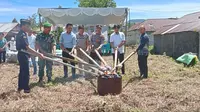 Kementerian Perdagangan melakukan pemusnahan 122 bal pakaian bekas asal impor yang nilainya mencapai Rp610 juta di Minahasa, Sulawesi Utara, Kamis (11/5/2023). (Foto: Istimewa)