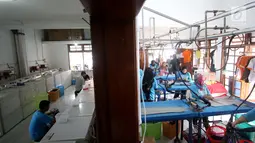 Para pekerja melakukan aktivitas menyetrika dan mencuci di Bogor Laundry, Bogor, Kamis (28/9). Bisnis laundry tersebut dapat meraih keuntungan perhari hingga 10 juta. (Liputan6.com/Angga Yuniar)