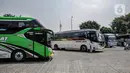 Awak bus menunggu penumpang di Terminal Kalideres, Jakarta, Senin (26/4/2021). Pemerintah memperpanjang masa larangan mudik Lebaran yaitu mulai dari 22 April hingga 24 Mei 2021. (Liputan6.com/Faizal Fanani)