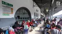 Peserta mudik gratis bareng PDIP menunggu kedatangan kereta api saat di Stasiun Pasar Senen, Jakarta, Selasa (12/6). PDIP memberangkatkan 725 pemudik dengan kereta api pada hari ini. (Liputan6.com/Angga Yuniar)