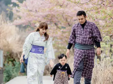 Sudah seminggu berada di Negeri Sakura, Jepang, Gilang Dirga dan Adiesty Fersa menikmati momen liburan bersama buah hatinya. Pasangan selebriti yang pernah berjuang untuk mendapatkan buah hati dengan berbagai cara seperti program bayi tabung, kini rumah tangga keduanya pun sudah semakin lengkap. (Liputan6.com/IG/@gilangdirga)