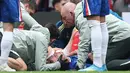 Pemain Chelsea, Jesse Derry mendapatkan penangan intensif dari tim medis usai bebenturan dengan pemain Nottingham Forest pada laga pekan ke-35 Premier League di Stamford Bridge, Senin (4/5/2026). (AFP/Adrian Dennis)