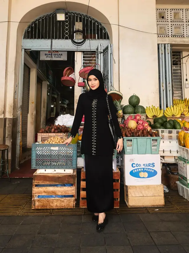 4. Gaya Elegan Serba Hitam yang Timeless