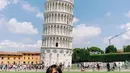 Amel Carla juga terlihat mengunjungi menara Pisa yang berada di Italia. (Liputan6.com/IG/@amelcarla)