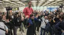 Foto dan video yang memperlihatkan Sanchez di Bandara Barajas Madrid pada hari Selasa menunjukkan reuni yang penuh sukacita dengan teman dan keluarga. (AP Photo/Bernat Armangue)