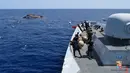 Angkatan Laut (AL) Italia merilis gambar ketika perahu yang berisi para migran terbalik di lepas pantai Libya, Rabu (25/5). Tujuh orang tewas tenggelam, sementara 500 orang lainnya berhasil diselamatkan dalam insiden tersebut (STR/AFP MARINA MILITARE/AFP)