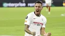 Pemain Sevilla, Lucas Ocampos, melakukan selebrasi usai mencetak gol ke gawang Wolverhampton Wanderers pada perempat final Liga Europa, Selasa (11/8/2020). Sevilla menang dengan skor 1-0. (Friedemann Vogel, Pool Photo via AP)