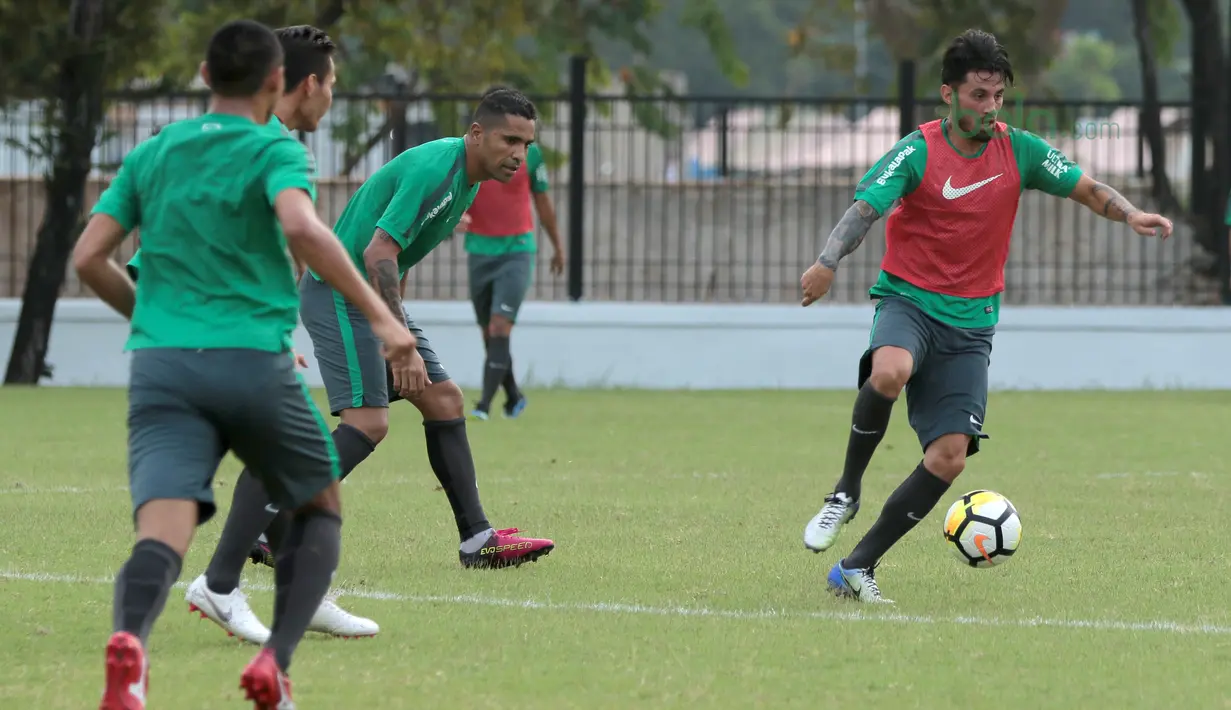 Aksi Stefano Lilipaly melewati adangan Alberto Goncalves pada sesi latihan di Lapangan ABC Senayan, Jakarta (20/6/2018). Timnas melakukan persiapan untuk melawan Korea pada laga uji coba 23 Juni 2018. (Bola.com/Nick Hanoatubun)