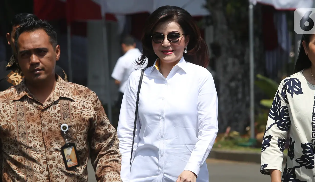 Bupati Minahasa Selatan Christyani Eugenia Paruntu (tengah) tiba di kompleks Istana, Jakarta, Senin (21/10/2109). Kedatangan Christyani berlangsung jelang pengumuman menteri Kabinet Kerja Jilid II oleh Presiden Joko Widodo atau Jokowi. (Liputan6.com/Angga Yuniar)