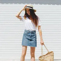 Cara Merawat Baju Putih Agar Tidak Cepat Menguning dan Kusam / copyright shutterstock