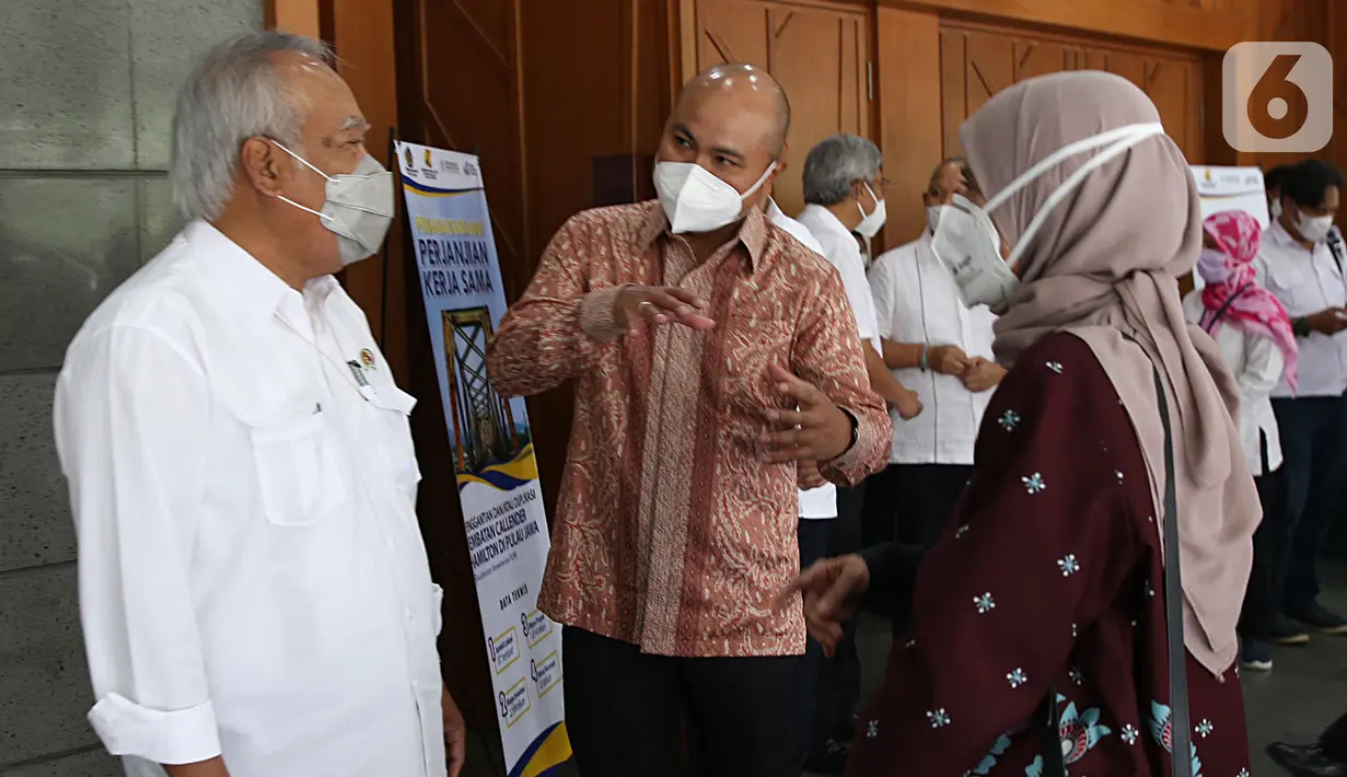Menteri PUPR Mochamad Basoeki Hadimoeljono, Direktur PT. Bukaka Teknik Utama Afifuddin Suhaeli Kalla dan Sofiah Balfas berbincang usai penandatanganan Perjanjian KPBU Penggantian dan atau Duplikasi Jembatan Callender Hamilton di Jakarta, Senin (6/12/2021). (Liputan6.com/HO/Dodi)