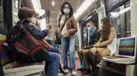 Orang-orang yang memakai masker menaiki kereta bawah tanah di Paris, Prancis, Kamis (30/6/2022). Kasus virus corona covid-19 meningkat dengan cepat di Prancis dan negara-negara Eropa lainnya setelah pembatasan COVID-19 dicabut pada musim semi. (AP Photo/Michel Euler)