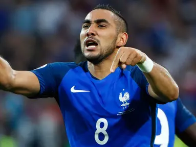 Gelandang Prancis, Dimitri Payet melakukan selebrasi usai mencetak gol kegawang Albania pada pertandingan Grup A Piala Eropa 2016 Stade Velodrome, Marseille, Prancis, Kamis (16/6). Prancis menang atas Albania dengan skor 2-0. (REUTERS/Eddie Keogh)