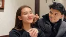 Masih di Jepang, Aaliyah mengenakan atasan lengan panjang hitam. Sementara Thariq dengan jaket padding dipadukan inner knit hitam.  [@thariqhalilintar]