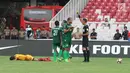 Wasit memberi kartu kuning kepada pemain PSMS Medan saat pertandingan melawan Sriwijaya FC dalam pertandingan perebutan tempat ketiga Piala Presiden di Stadion Gelora Bung Karno, Jakarta, Sabtu (17/2). (Liputan6.com/Arya Manggala)