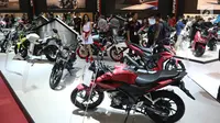 Suasana pameran Indonesia Motorcycle Show (IMOS) 2018 di JCC, Jakarta, Rabu (31/10). Pameran ini ditargetkan menjadi barometer bagi para pelaku industri, komunitas sepeda motor, dan konsumen. (Liputan6.com/Angga Yuniar)