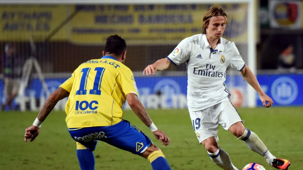 Luka Modric (kanan) akan mengenakan nomor baru bersama Real Madrid.