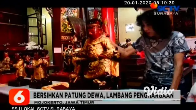 Menjelang Tahun Baru Imlek 2571, masyarakat Tionghoa di Jawa Timur mulai melakukan berbagai persiapan. Di kota Madiun, mereka mencuci dan membersihkan patung dewa, di tempat ibadah Tri Dharma.