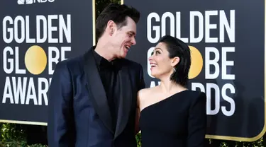 Komedian Jim Carrey dan Ginger Gonzaga bertatapan di karpet Golden Globe Awards ke-76 di Beverly Hills, California (6/1). Jim Carrey datang ke Golden Globes 2019 dengan menggandeng kekasih barunya, Ginger Gonzaga. (Frazer Harrison/Getty Images/AFP)