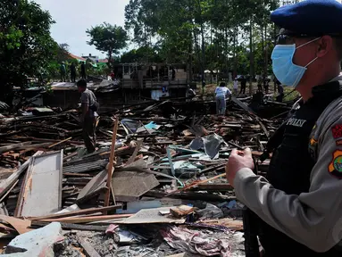 Sejumlah petugas menertibkan bangunan liar dan pedagang kaki lima di Jalan Tebet Barat Raya, Jakarta, Rabu (3/12/2014). (Liputan6.com/Johan Tallo)