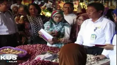 Para pedagang dan konsumen meminta pemerintah segera turun tangan mengatasi kenaikan harga kebutuhan pokok.