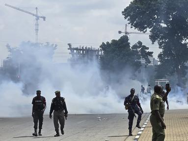 Warga memprotes kesulitan hidup di jalan Lagos, Nigeria, Kamis (1/8/2024).  (AP Photo/Sunday Alamba)
