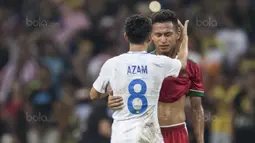 Pemain Malaysia menghibur gelandang Timnas Indonesia, Osvaldo Haay, yang sedih karena kalah pada laga semifinal SEA Games di Stadion Shah Alam, Selangor, Sabtu (26/8/2017). Indonesia kalah 0-1 dari Malaysia. (Bola.com/Vitalis Yogi Trisna)