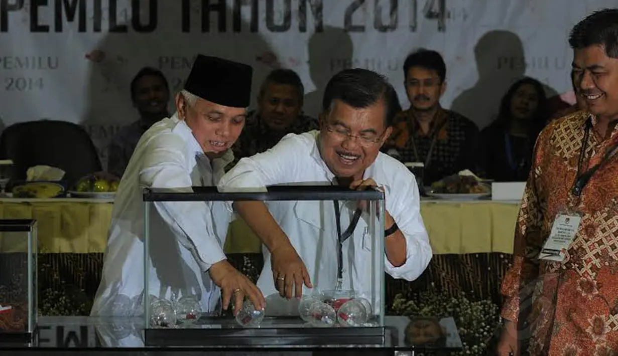  Cawapres Hatta Radjasa dan Jusuf Kalla mengambil nomor secara bersamaan (Liputan6.com/Herman Zakharia) 