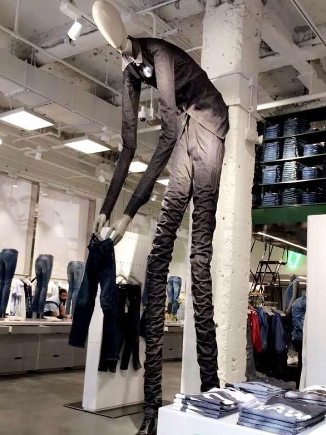 6 Manekin Pakaian Pria Ini Berpose Nyeleneh, Pembeli Tepuk Jidat