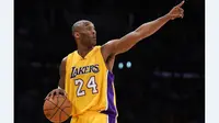 Aksi Kobe Bryant saat pertandingan LA Lakers melawan Memphis Grizzlies dalam laga basket NBA di Staples Center, Los Angeles, California, AS, (2/1/2015). (AFP/Mark Ralston)