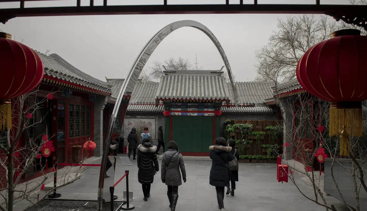 Sejumlah turis Jepang mengunjungi museum Dongsi Hutong di Beijing (26/2). Hutong mewakili suatu elemen budaya penting pada bandaraya Beijing. (AFP Photo/Nicolas Asfouri)