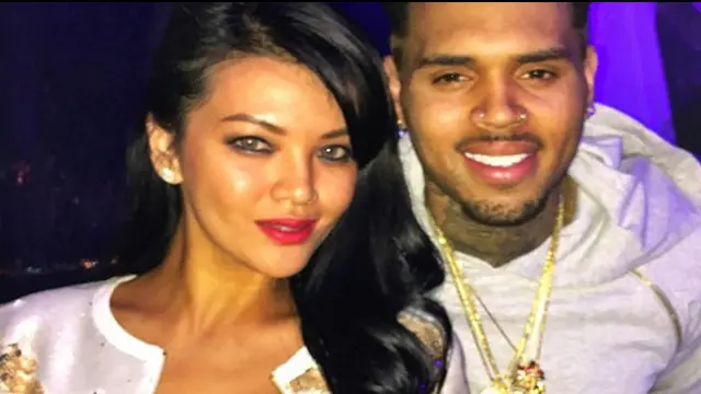 Makan malam bersama Chris Brown, Farah tak lupa selfie bareng Chris Brown dan menguploadnya di akun Instagramnya.
