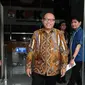 Direktur Utama BPJS Ketenagakerjaan, Agus Susanto berjalan meninggalkan Gedung KPK, Jakarta, Rabu (3/1). Agus Susanto menyerahkan santunan jaminan kecelakaan kerja kepada ahli waris salah satu karyawan KPK. (Liputan6.com/Helmi Fithriansyah)