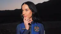 Katy Perry dalam pakaian luar angkasa. (dok. Instagram @katyperry/https://www.instagram.com/p/DIXo5uspt7U/?hl=en&amp;img_index=1/Dinny Mutiah)