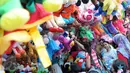 Boneka dengan aneka rupa dijajakan di kios-kios kawasan Ragunan, Jakarta, Minggu (27/12/2015). Pedagang mengaku omset penjualan pada Libur Natal kali ini melonjak 3x lipat dari pada biasanya. (Liputan6.com/Helmi Afandi)