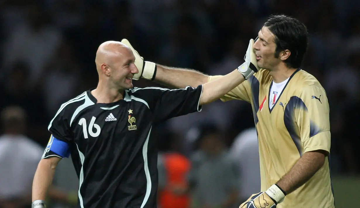 Kabar Buffon pensiun, pertama kali disampaikan oleh jurnalis spesialis transfer top Eropa, Fabrizio Romano. (AFP/Gabriel Bouys)