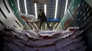 Pekerja menyiapkan paket beras di pabrik provinsi Chainat, Thailand (16/12/2015). Bulog memperkirakan sampai akhir tahun ini penyerapan beras impor sebanyak 350.000 sampai 700.000 ton. (REUTERS / Jorge Silva)