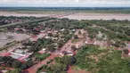 Foto udara Puerto Pailas setelah Sungai Cotoca meluap di wilayah Santa Cruz, Bolivia, pada 26 Maret 2025. (RODRIGO URZAGASTI/AFP)
