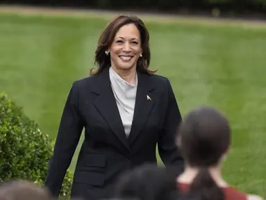 Wakil Presiden AS Kamala Harris tiba untuk berbicara dari halaman selatan Gedung Putih di Washington, Senin (22/7/2024). (AP Photo/Alex Brandon)