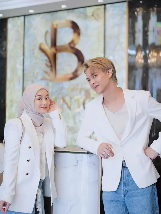 Biasa tampil dengan rambut warna hitam, pemeran film ‘Menunggu Bunda’ itu kini tampak mengubah warna rambutnya menjadi pirang. [@dindahw]