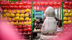 Para jemaah berdoa setelah kebaktian untuk merayakan ulang tahun Buddha di Kuil Jogye, Seoul, Korea Selatan, Minggu (8/5/2022). (ANTHONY WALLACE/AFP)