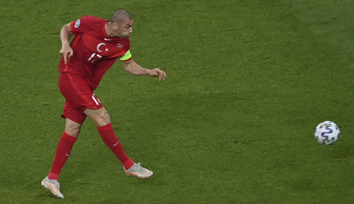 Giliran Turki yang mengancam gawang Wales pada menit kedelapan. Burak Yilmaz yang sudah menunggu di kotak pinalti gagal menuntaskan umpan yang diberikan oleh Cengis Under. Tendangannya berhasil diblokir oleh Chris Mepham. (Foto: AP/Pool/Dan Mullan)
