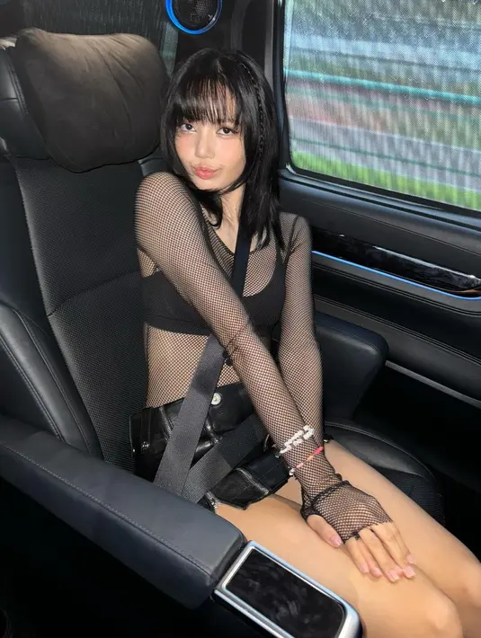 Gaya imut Lisa BLACKPINK nonton konser Taylor Swift. Ia membiarkan rambut hitam berponinya tergerai dan beberapa bagian dikepang kecil. [Foto: Instagram/lalalalisa_m]