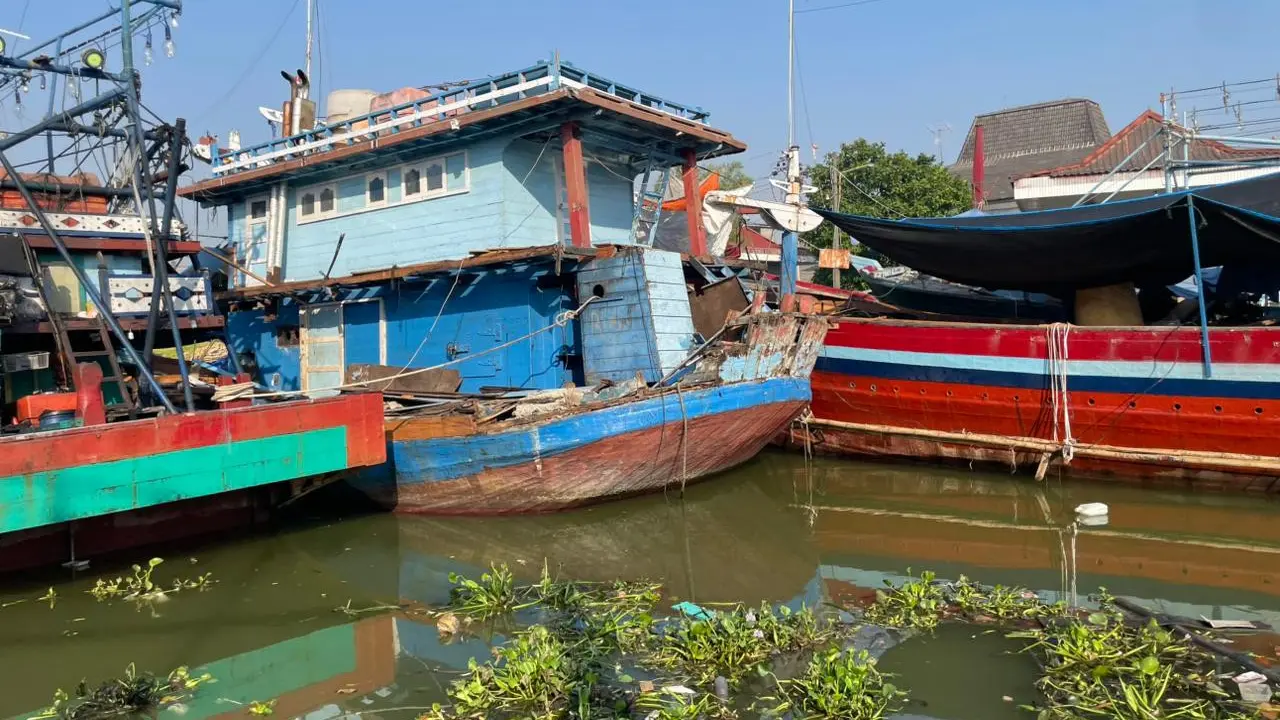 Alur Sungai Silugonggo Juwana Memprihatinkan, Dipenuhi Deretan Bangkai Kapal dan Kumuh