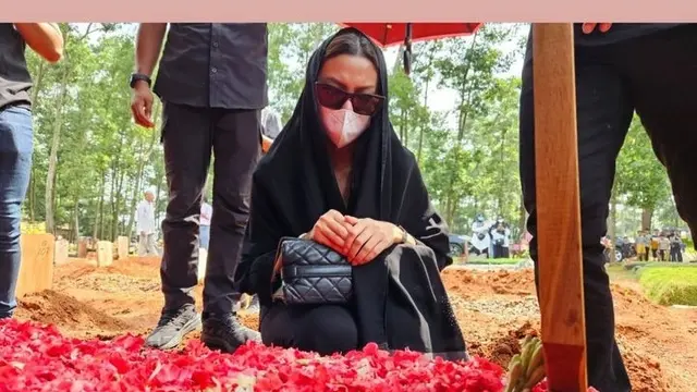 Potret bintang Takdir Cinta yang Kupilih di pemakaman Eeng Saptahadi (Foto: Instagram cutkeke_xavier)