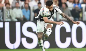 Penyerang Juventus asal Argentina bernomor punggung 11, Nico Gonzalez, menendang bola selama pertandingan sepak bola Seri A Italia antara Juventus dan Napoli di Stadion Juventus di Turin pada tanggal 21 September 2024. (Isabella BONOTTO/AFP)