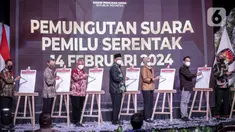Ketua Komisi Pemilihan Umum Republik Indonesia (KPU RI) Ilham Saputra bersama jajaran komisioner mencoblos surat suara sebagai telah diluncurkan Hari Pemungutan Suara Pemilu Serentak Tahun 2024 di Gedung KPU, Jakarta, Senin (14/2/2022). (Liputan6.com/Faizal Fanani)